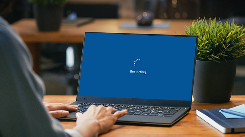 Khởi động lại laptop